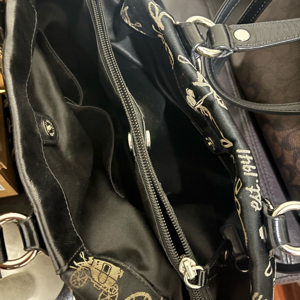 Coach Black and Cream Signature Carriage Shoulder Bag - Picture 3 of 4